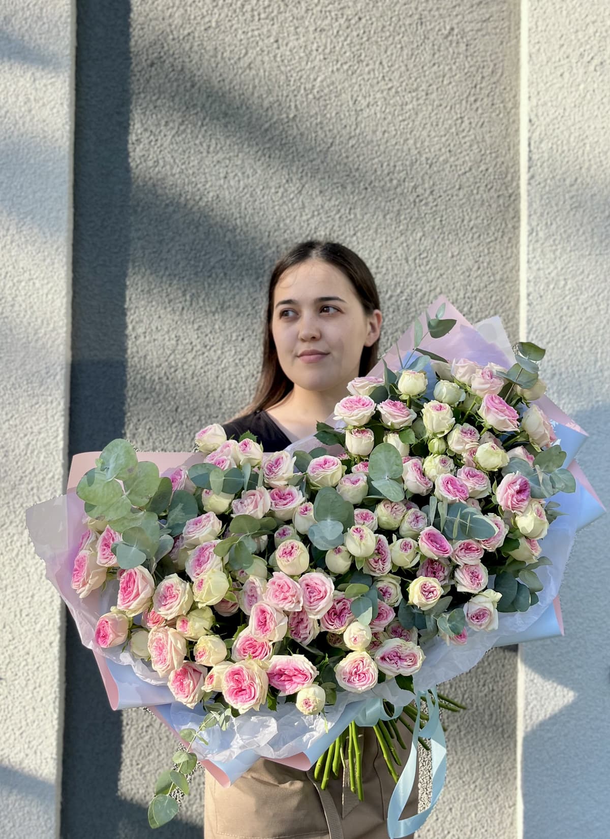 Дизайнерский букет из 51 пионовидной кустовой розы Gelato с эвкалиптом