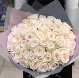 Букет из 51 Пионовидной розы "Вайт Охара" в матовой упаковке