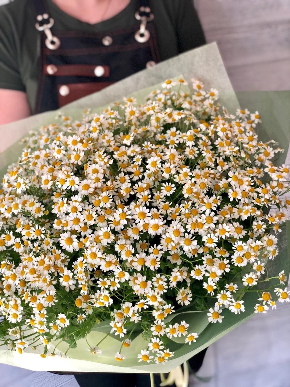 Свежий букет из 51 ромашки в фетре