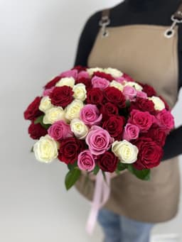 Шикарный букет из 51 роз Кения микс 35-40см