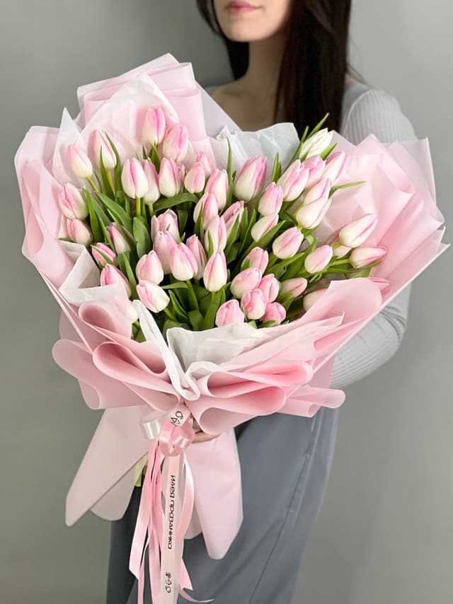 Букет из 51 розового тюльпана в фирменной упаковке Букет из 51 розового тюльпана в фирменной упаковке