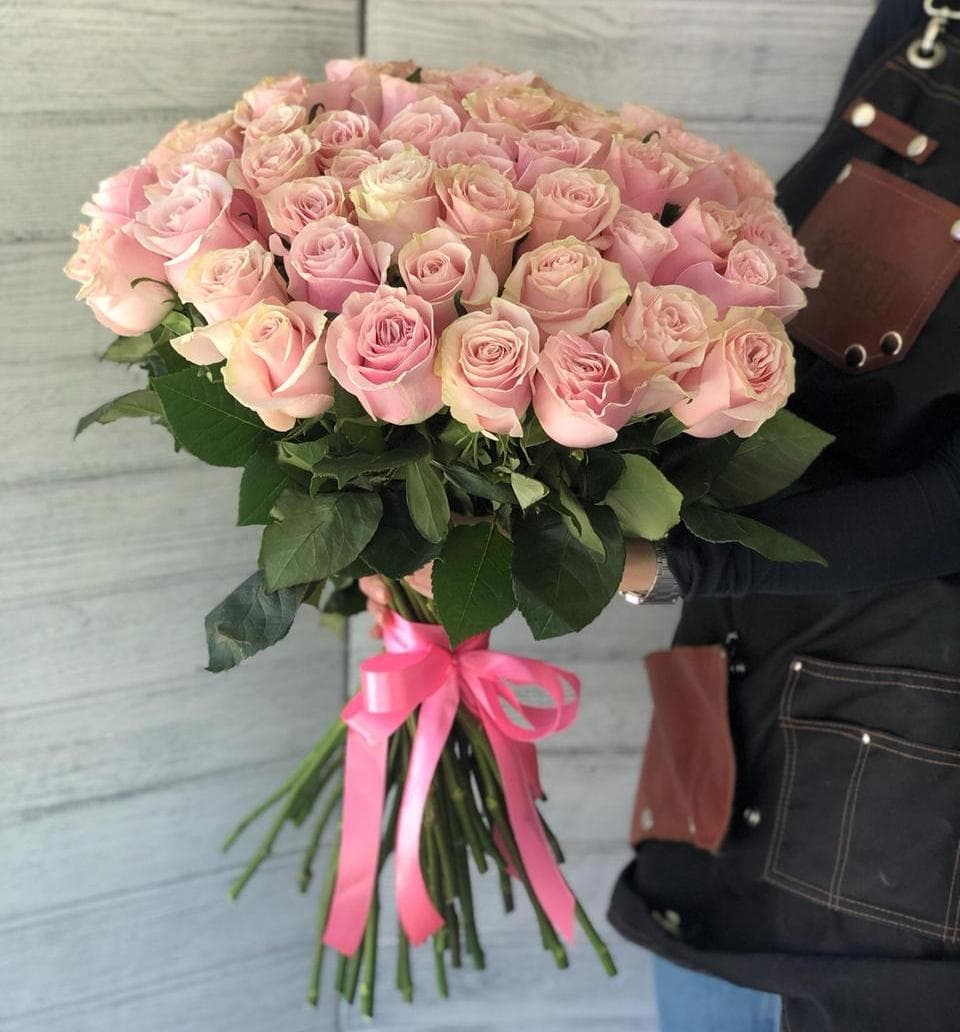 Красочный букет из 51 розовой розы 70 см