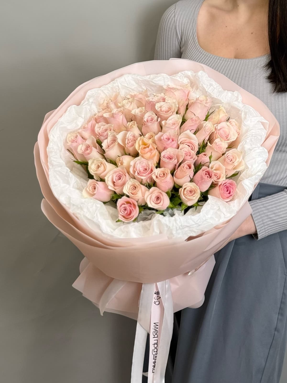 Букет из 51 розовой розы Кения 35-40 см в фирменной упаковке