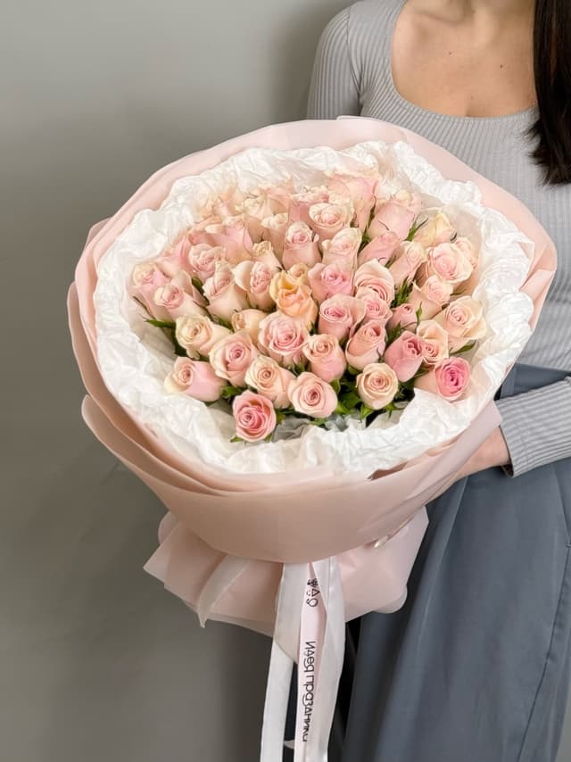 Букет из 51 розовой розы Кения 35-40 см в фирменной упаковке Букет из 51 розовой розы Кения 35-40 см в фирменной упаковке