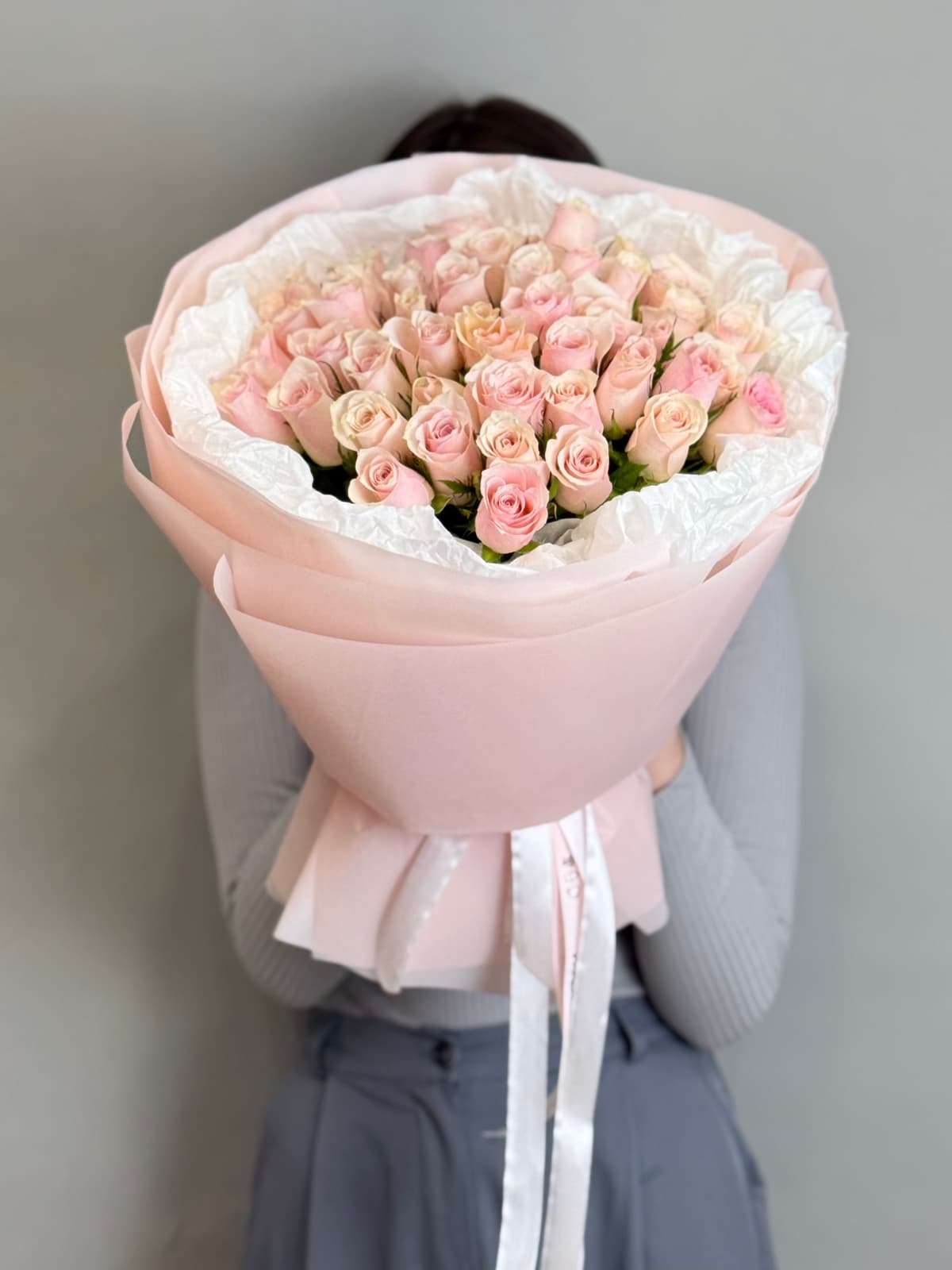 Букет из 51 розовой розы Кения 35-40 см в фирменной упаковке