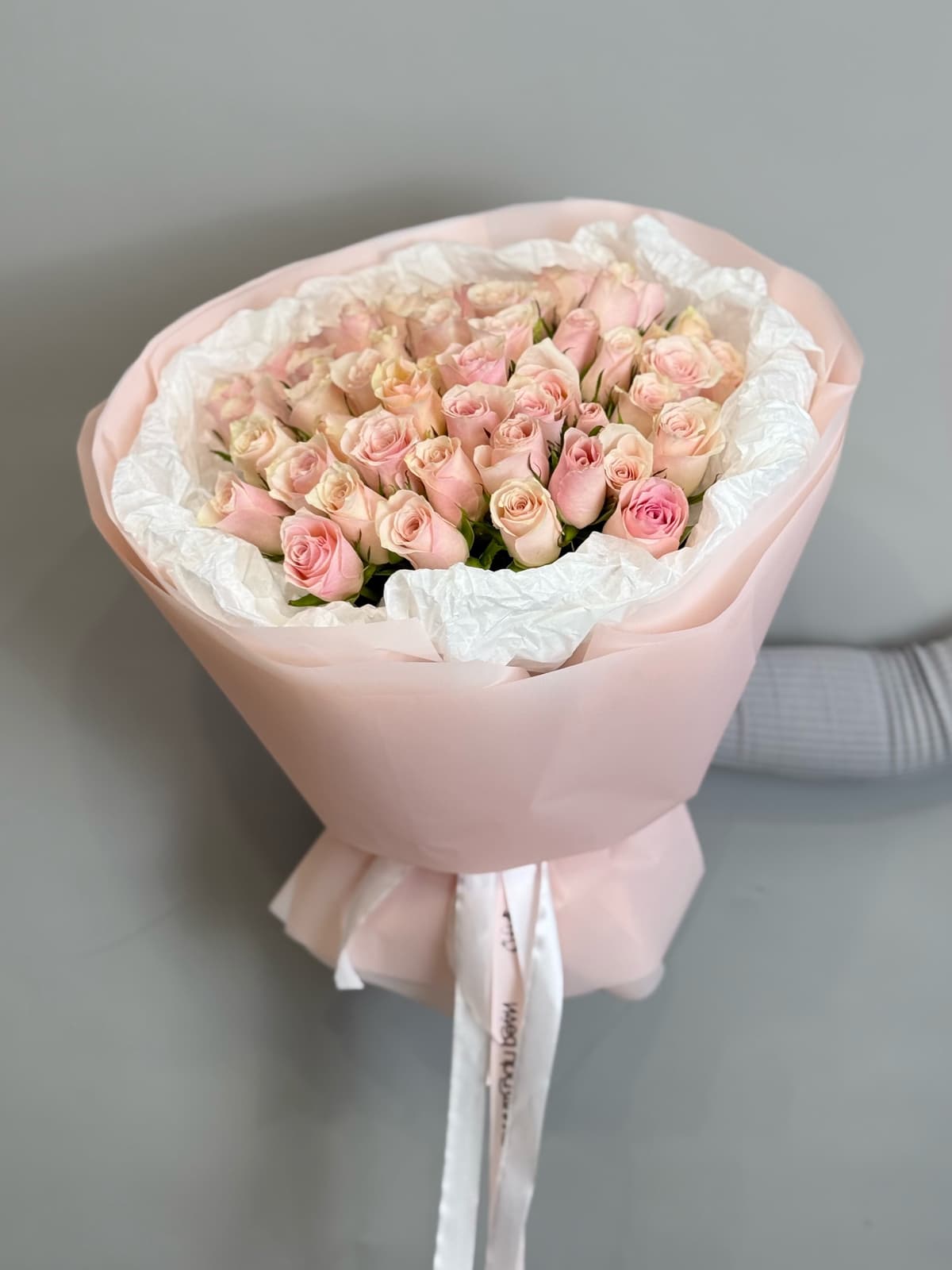 Букет из 51 розовой розы Кения 35-40 см в фирменной упаковке