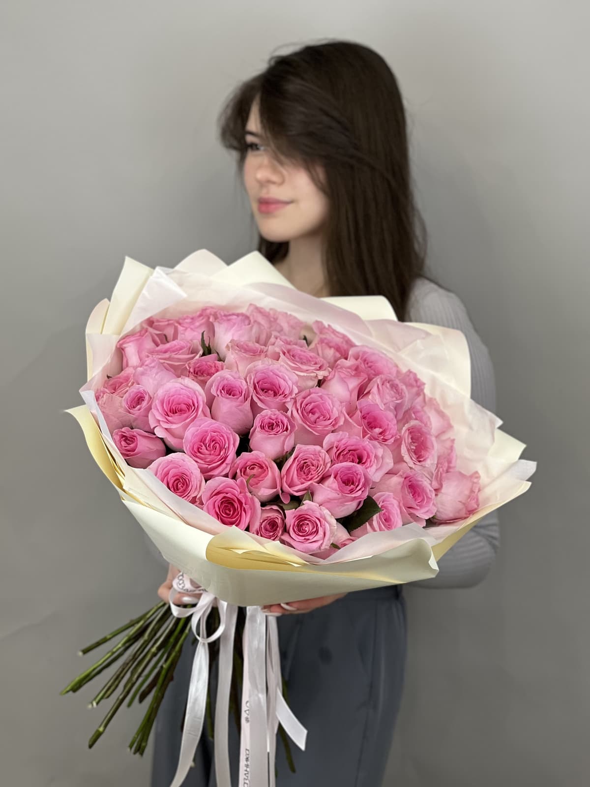 Весенний букет из 51 розовой розы стандарт 50 см в оформлении