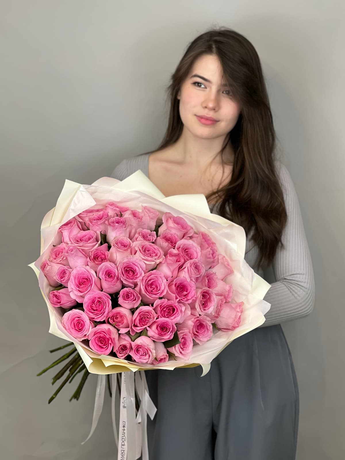 Весенний букет из 51 розовой розы стандарт 50 см в оформлении