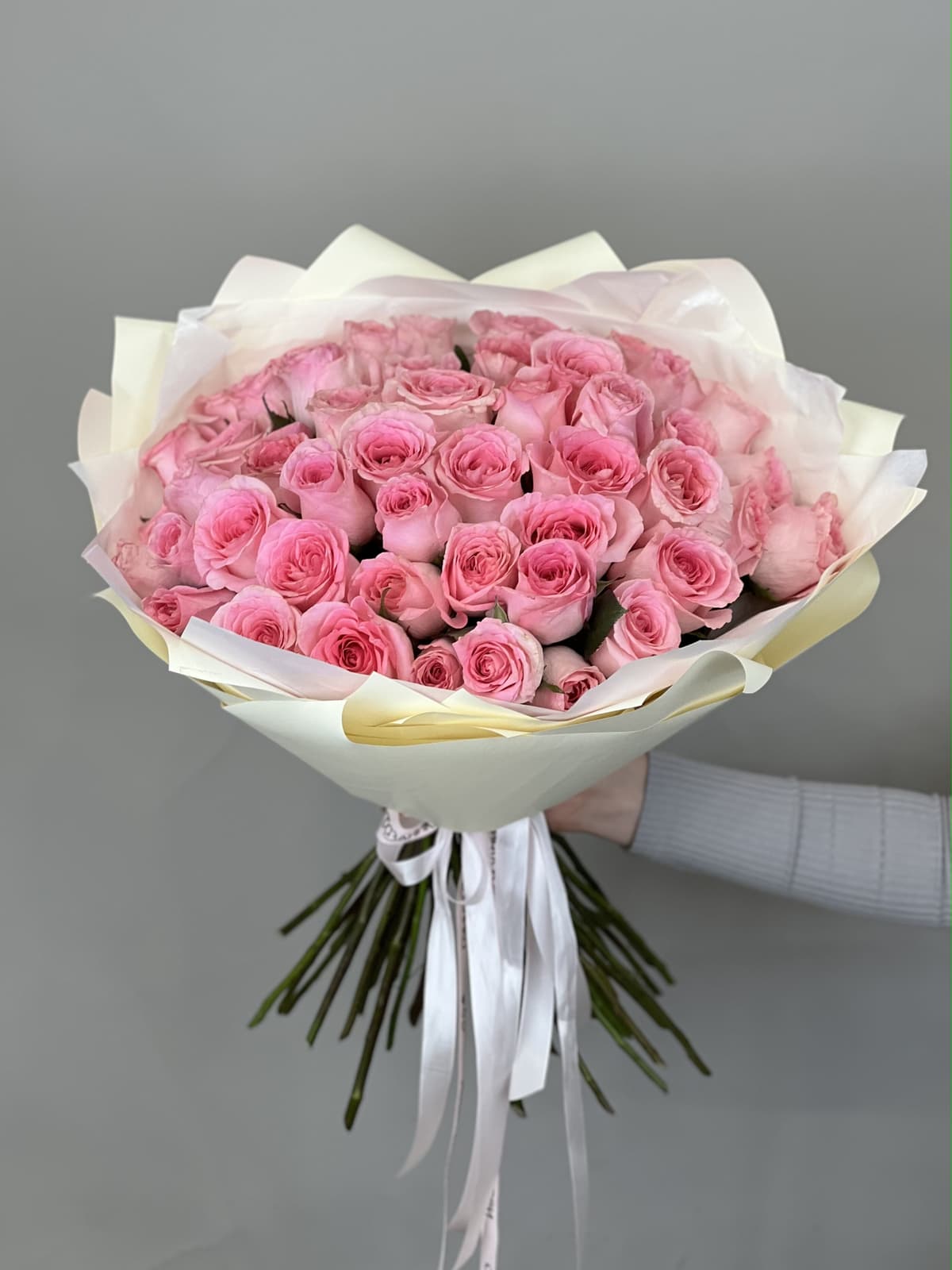 Весенний букет из 51 розовой розы стандарт 50 см в оформлении