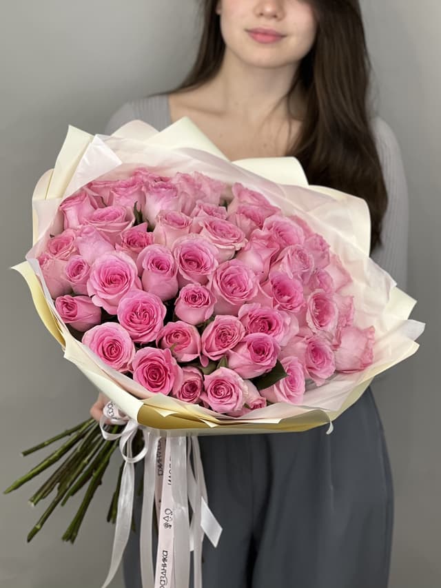 Весенний букет из 51 розовой розы стандарт 50 см в оформлении Весенний букет из 51 розовой розы стандарт 50 см в оформлении