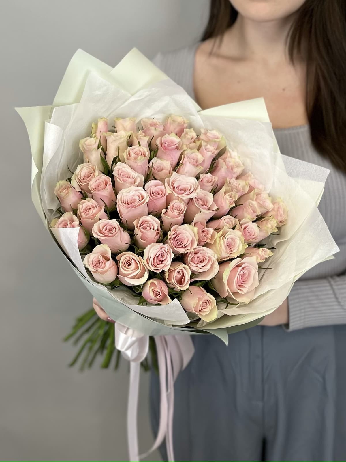 Праздничный букет из 51 розовых роз Кения 35-40 см в матовой бумаге