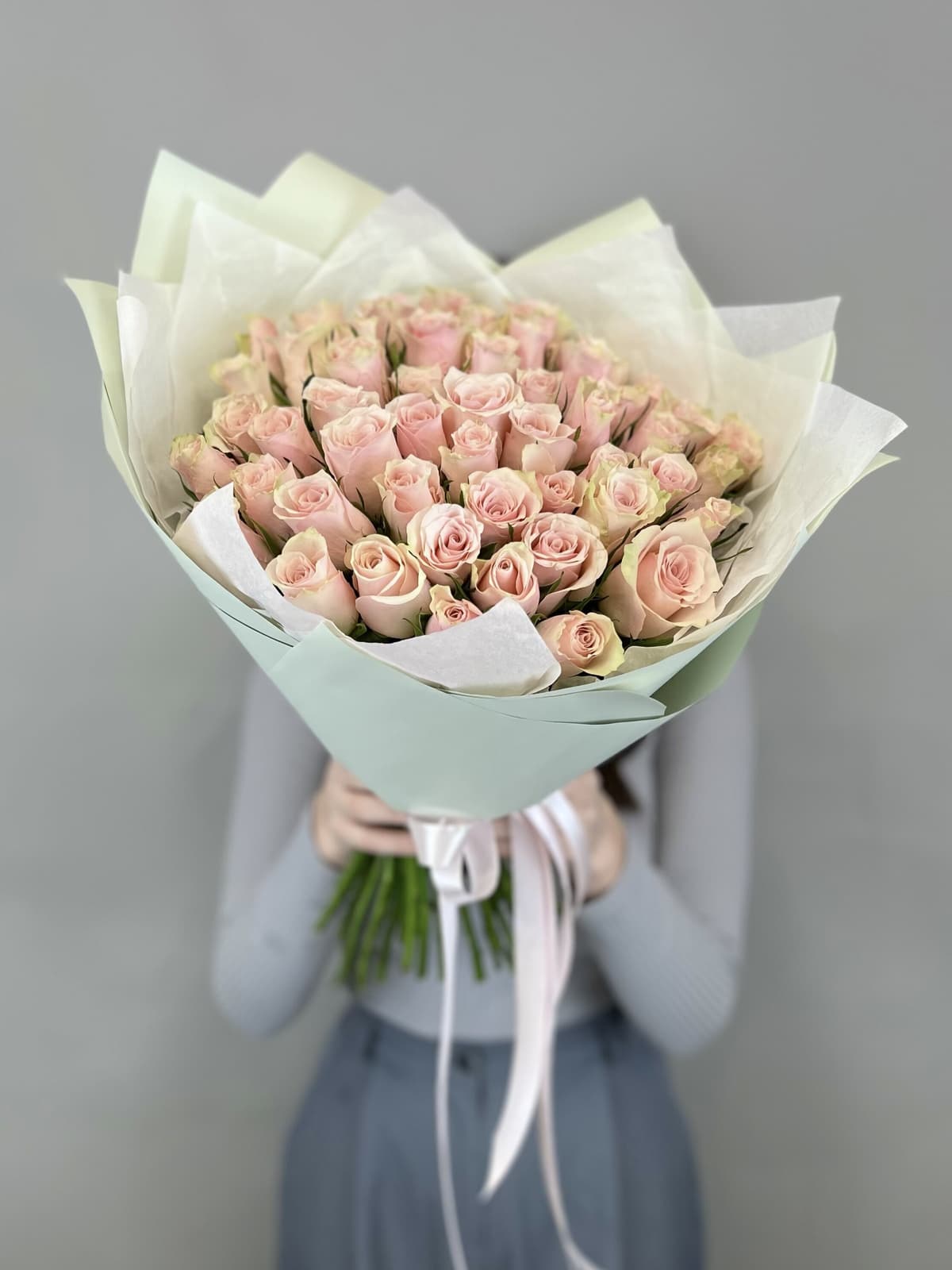 Праздничный букет из 51 розовых роз Кения 35-40 см в матовой бумаге