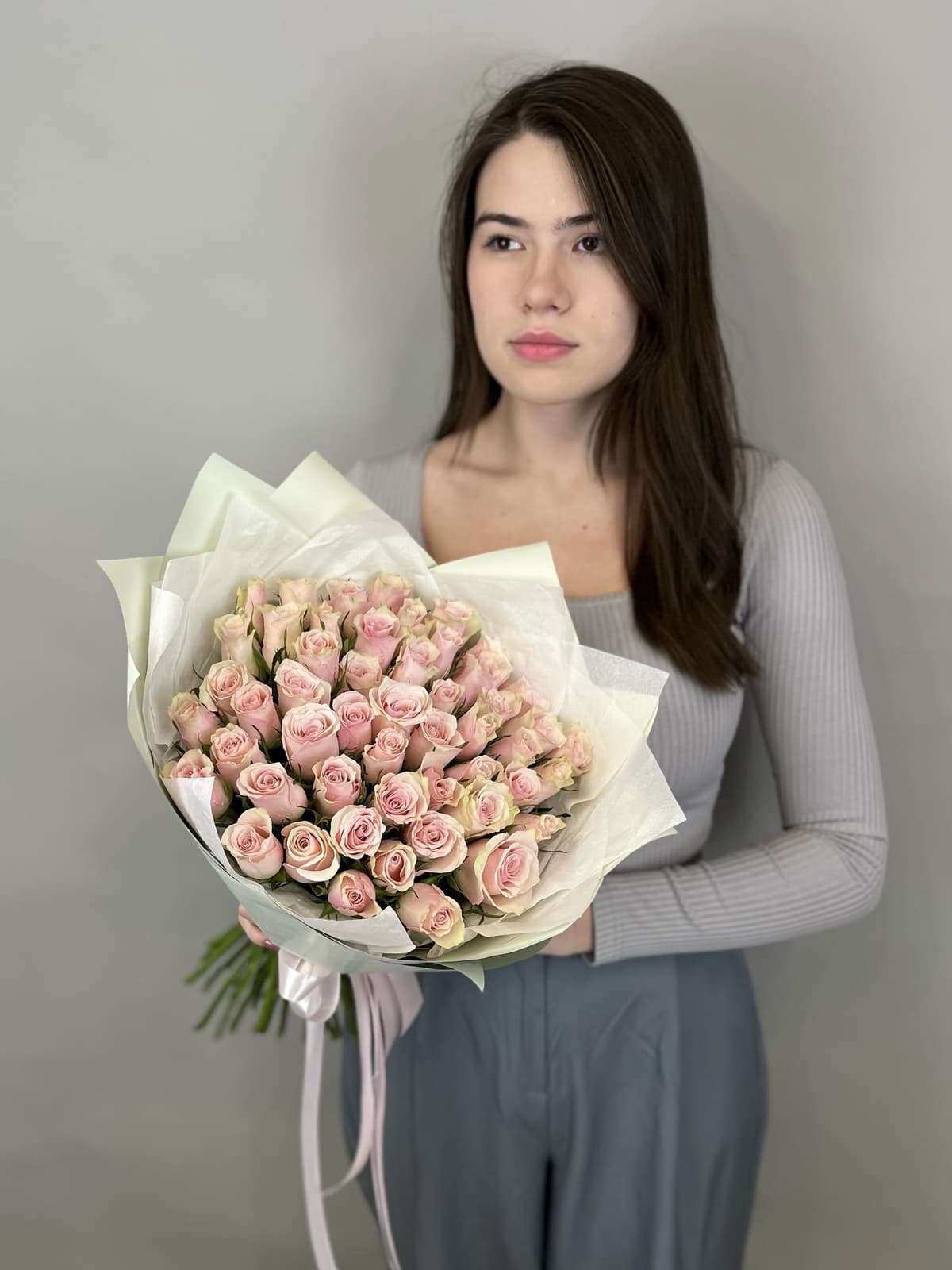 Праздничный букет из 51 розовых роз Кения 35-40 см в матовой бумаге