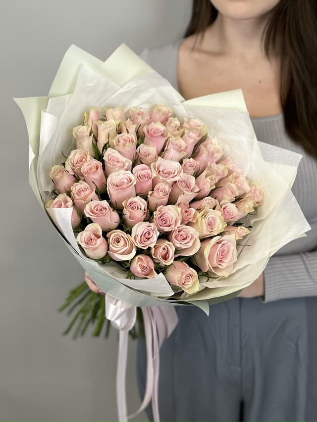 Праздничный букет из 51 розовых роз Кения 35-40 см в матовой бумаге Праздничный букет из 51 розовых роз Кения 35-40 см в матовой бумаге