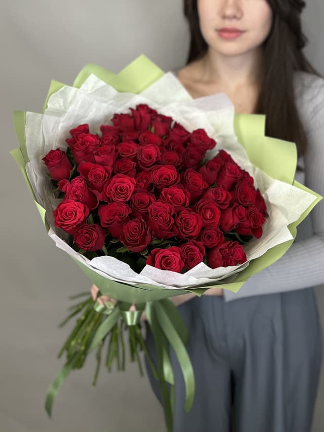 Классический букет из 51 стандартной красной розы в упаковке Классический букет из 51 стандартной красной розы в упаковке