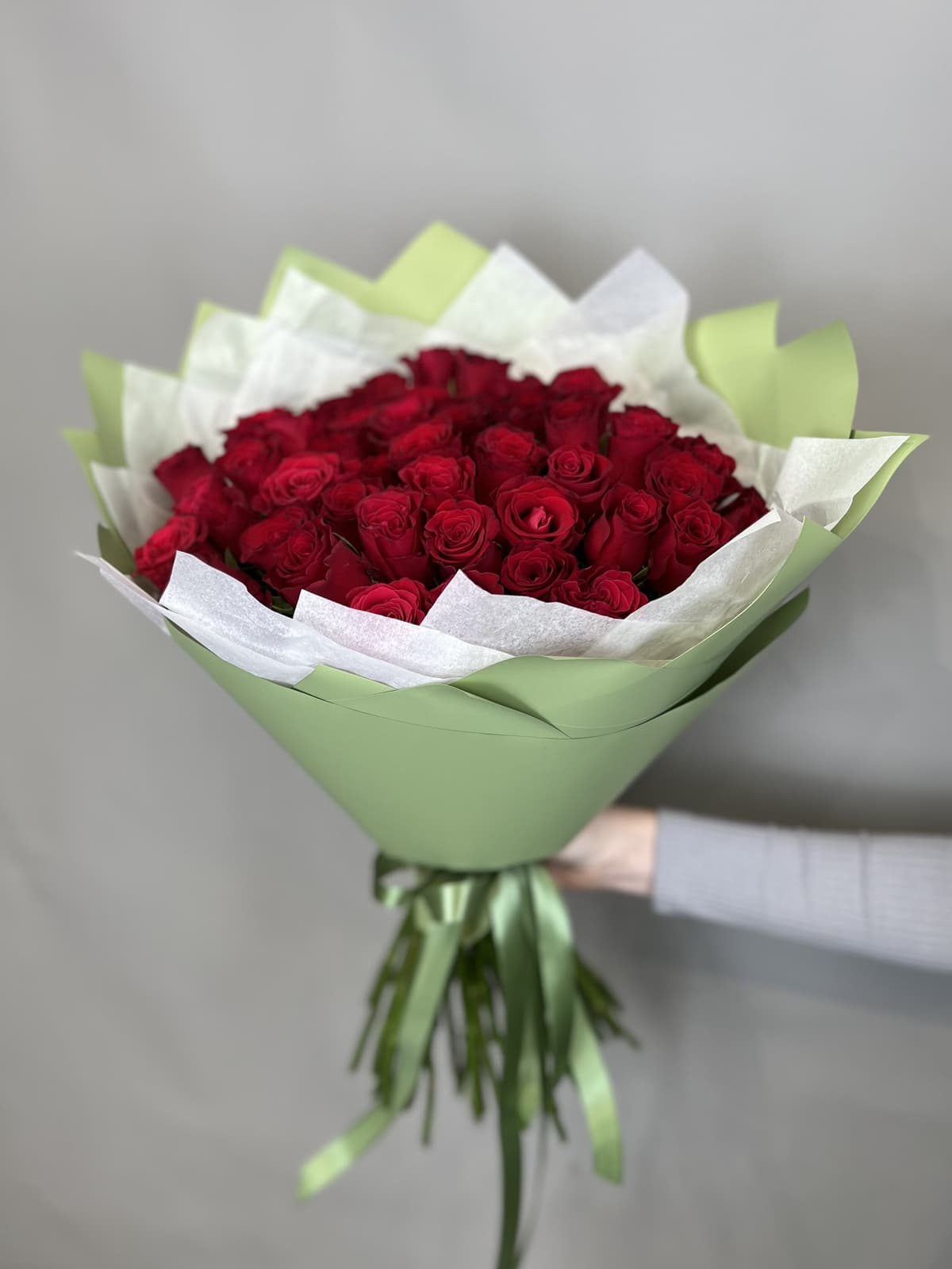 Классический букет из 51 стандартной красной розы в упаковке