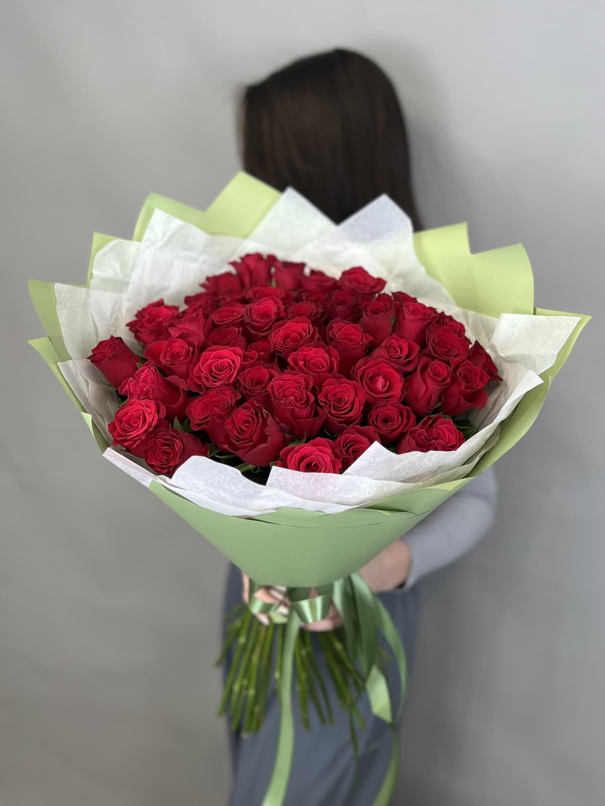 Классический букет из 51 стандартной красной розы в упаковке