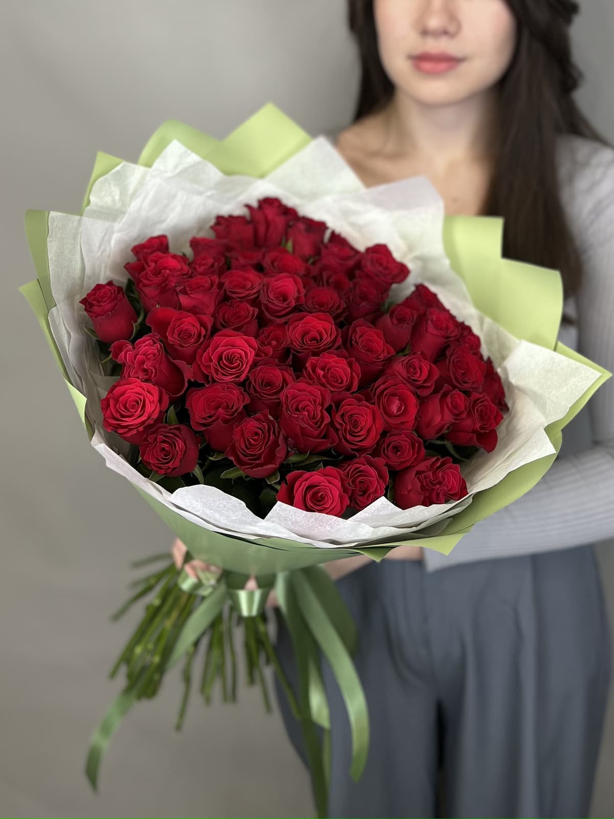 Классический букет из 51 стандартной красной розы в упаковке