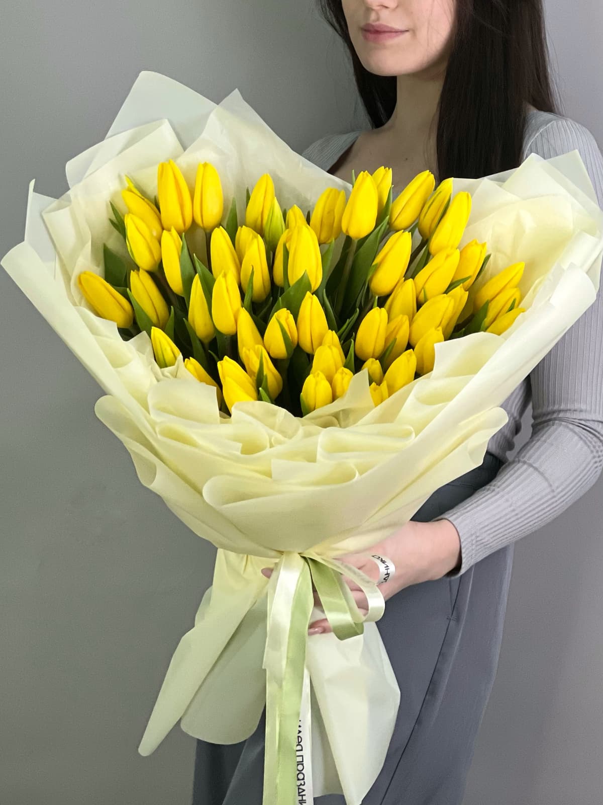 Букет из 51 желтого тюльпана в фирменной упаковке