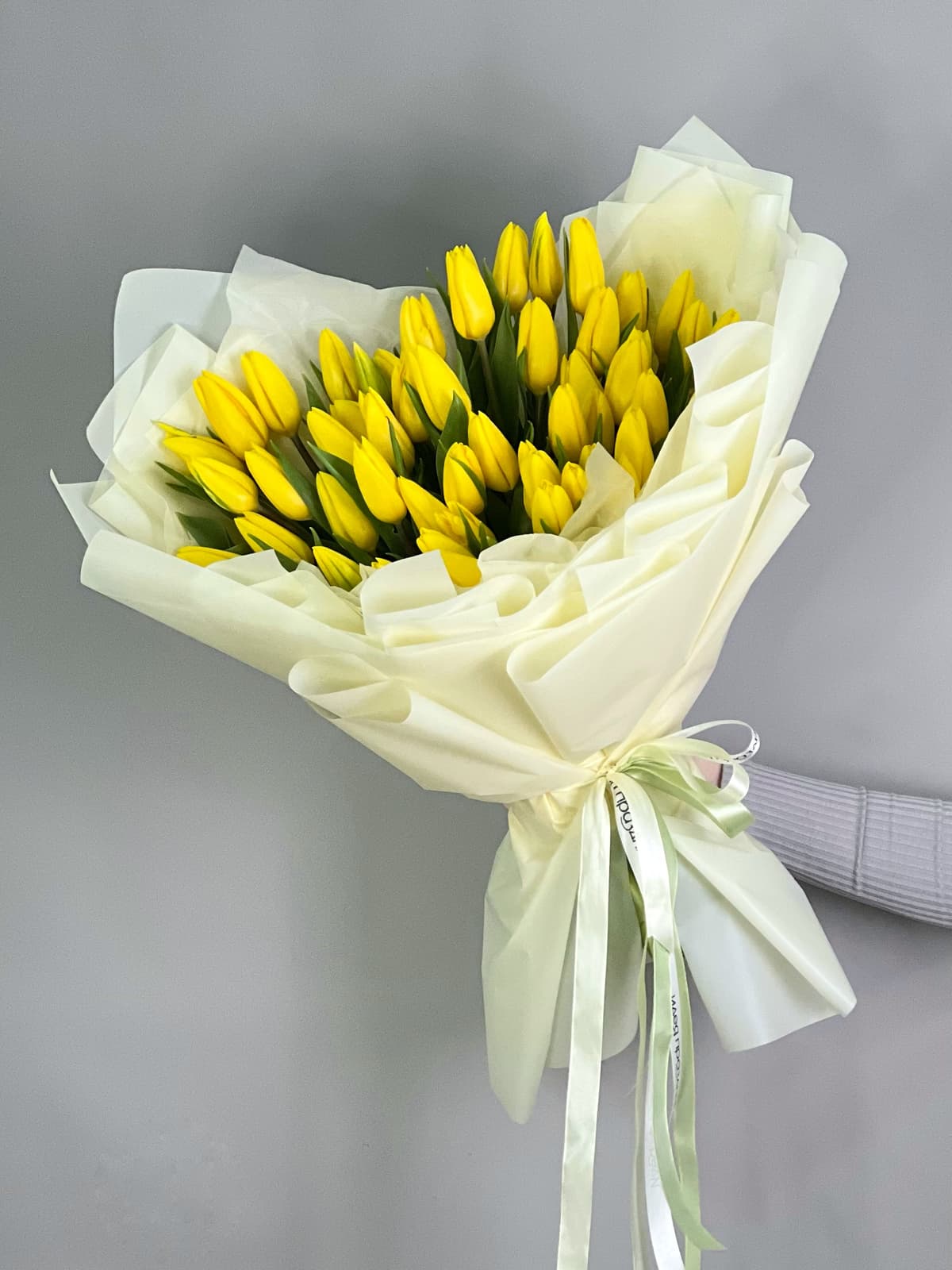 Букет из 51 желтого тюльпана в фирменной упаковке