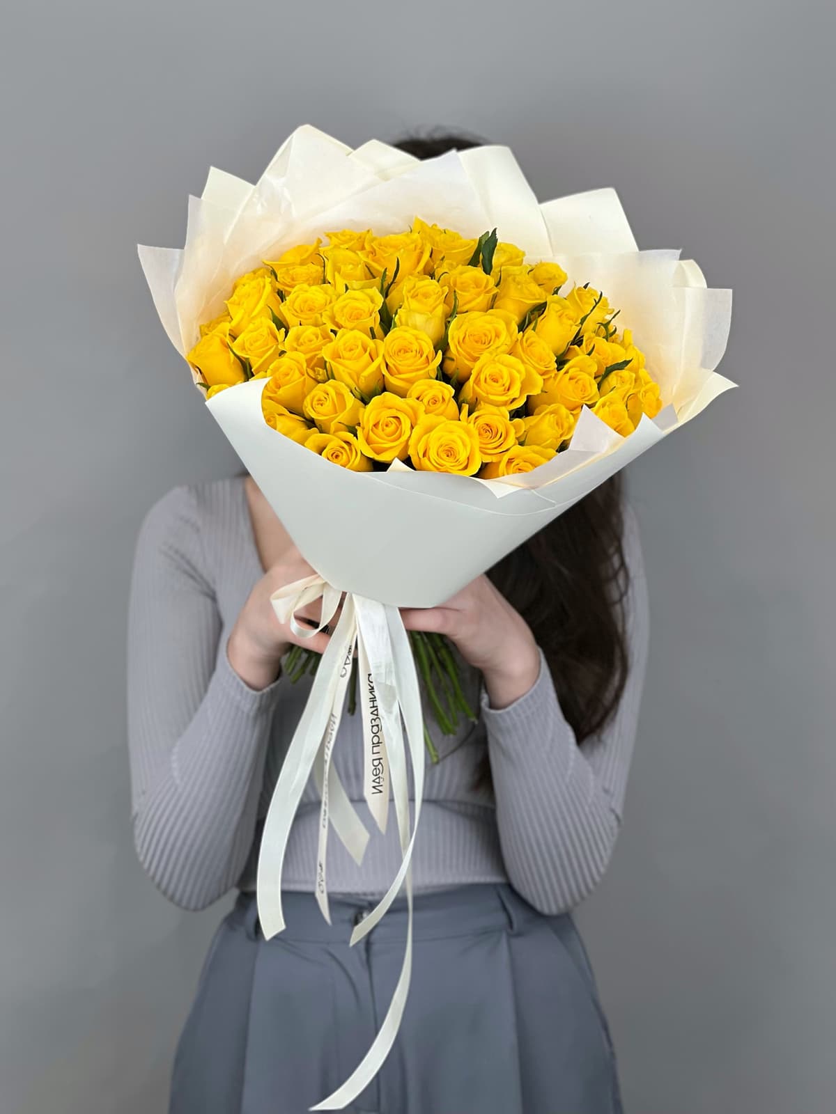 Стильный букет из 51 желтой розы Кения 35-40 см в матовой бумаге