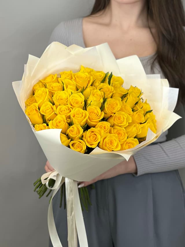 Стильный букет из 51 желтой розы Кения 35-40 см в матовой бумаге Стильный букет из 51 желтой розы Кения 35-40 см в матовой бумаге
