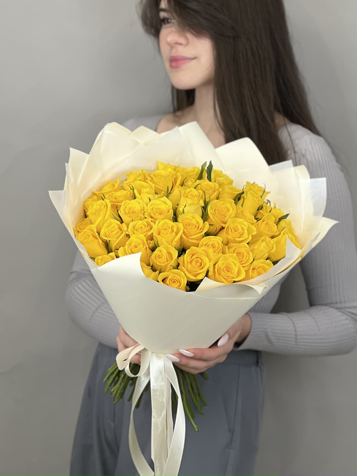 Стильный букет из 51 желтой розы Кения 35-40 см в матовой бумаге
