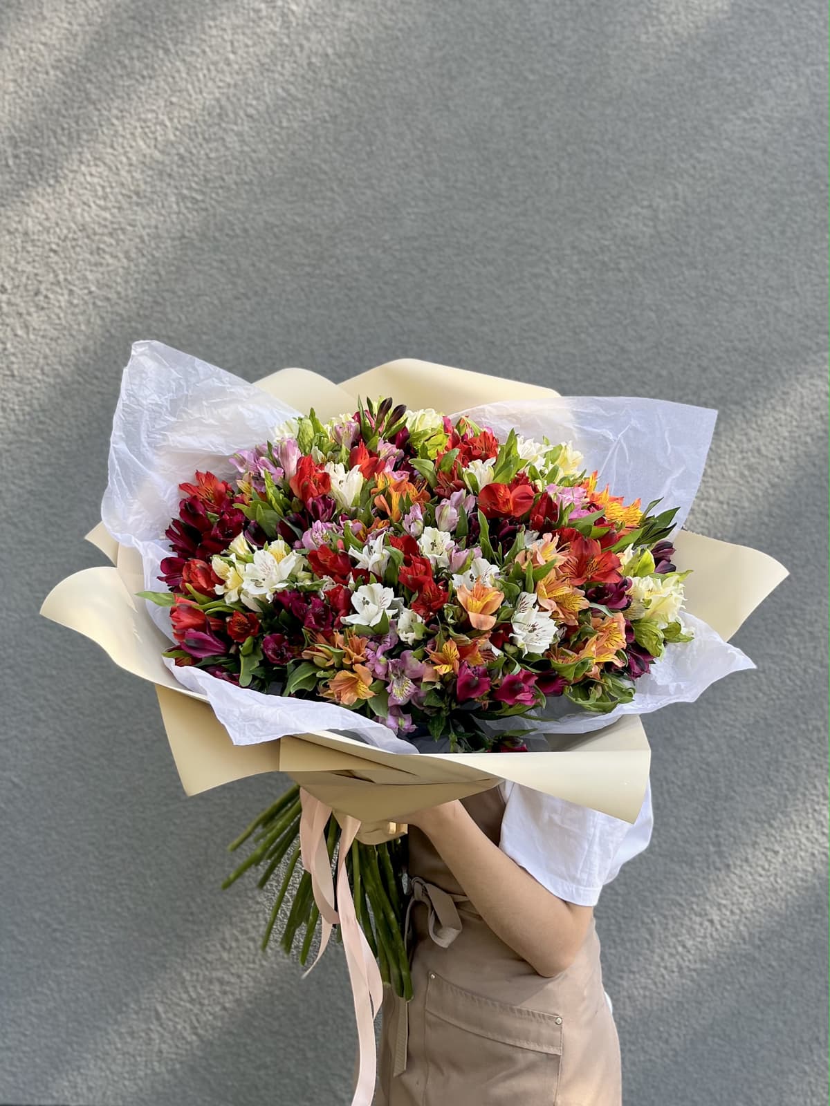 Классический букет из 55 Альстромерий микс в матовой бумаге