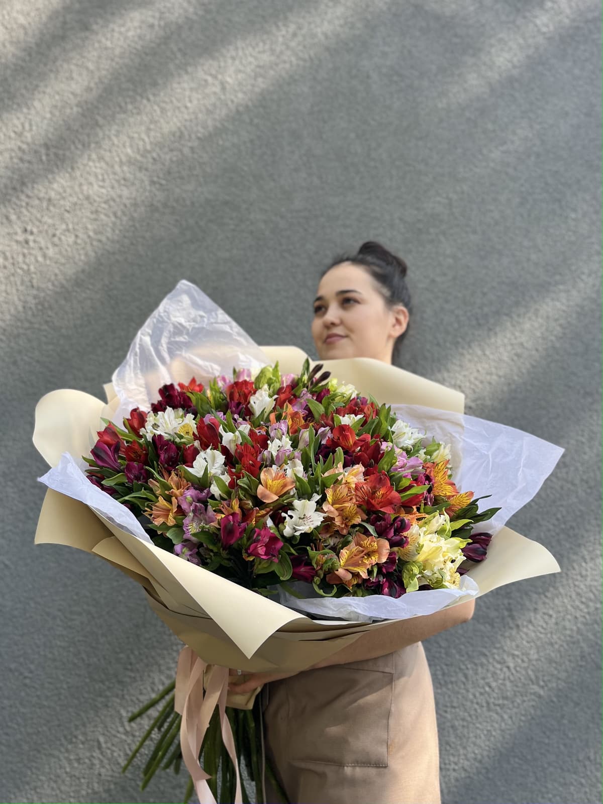 Классический букет из 55 Альстромерий микс в матовой бумаге