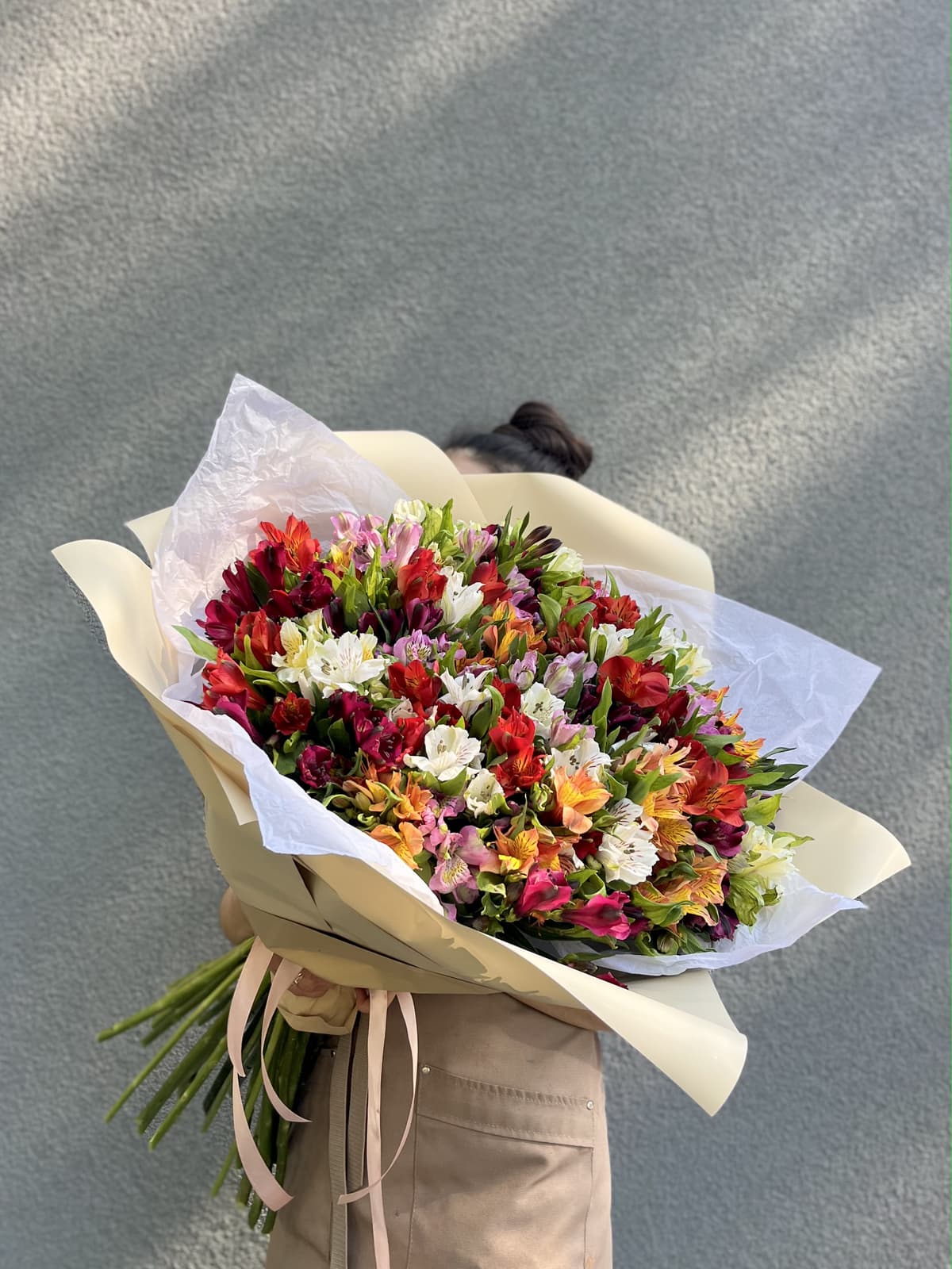 Классический букет из 55 Альстромерий микс в матовой бумаге