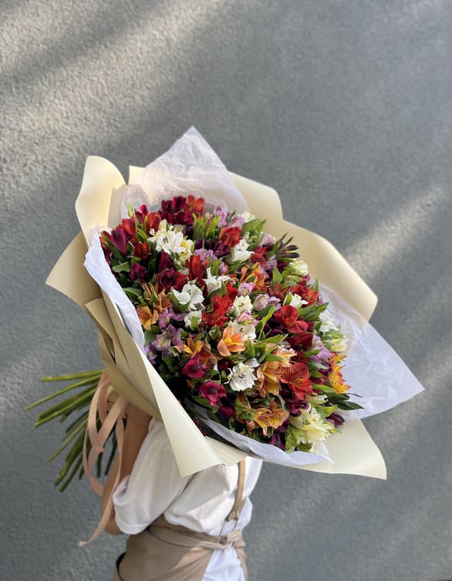 Классический букет из 55 Альстромерий микс в матовой бумаге Классический букет из 55 Альстромерий микс в матовой бумаге