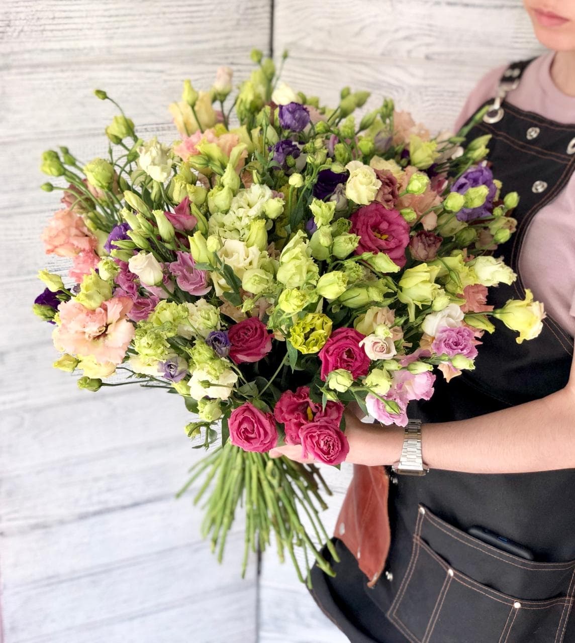 Красивый букет из 65 эустом