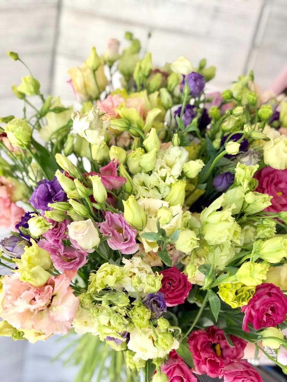 Красивый букет из 65 эустом