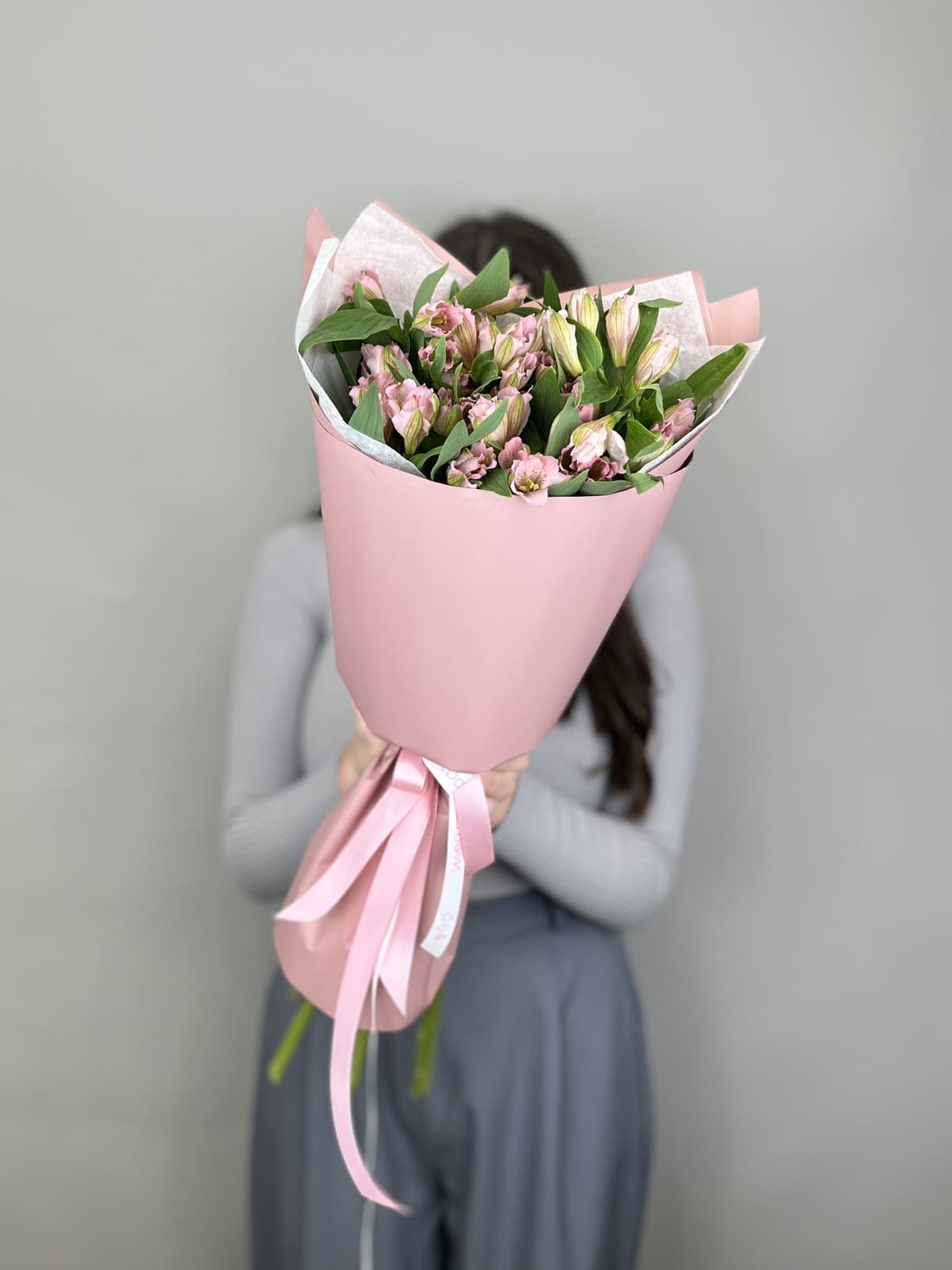 Дизайнерский букет из 7 альстромерий "Элегантность"