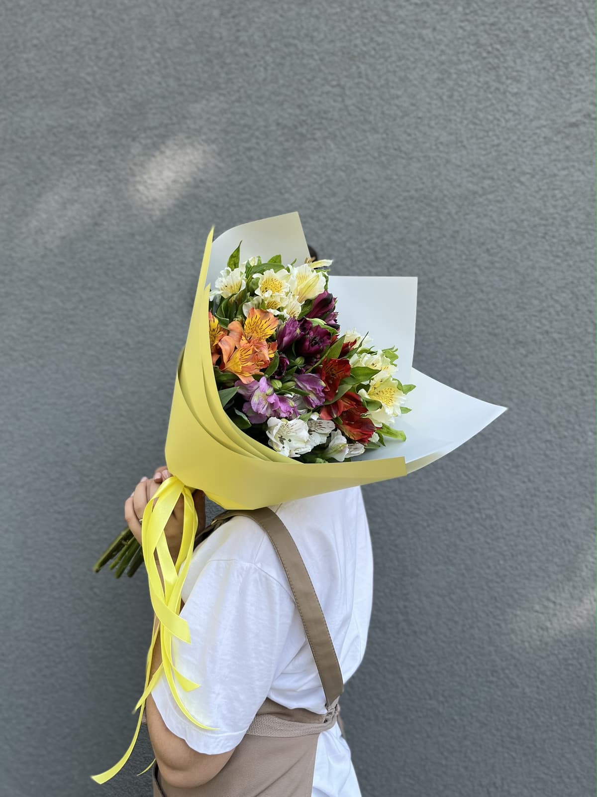 Цветочный букет из 7 Альстромерий микс в матовой бумаге