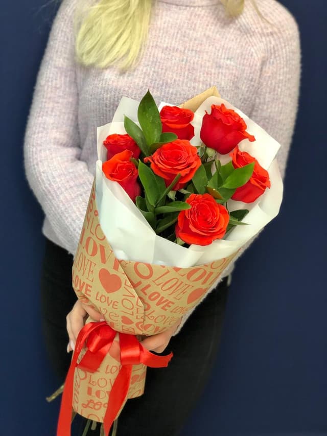 Букет из 7 алых Роз Эквадор в крафте с зеленью 60 см Букет из 7 алых Роз Эквадор в крафте с зеленью 60 см