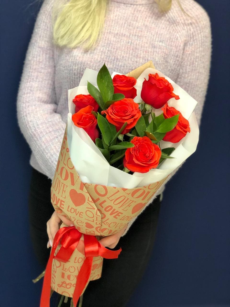 Популярный букет из 7 алых Роз Эквадор в крафте с зеленью 70 см