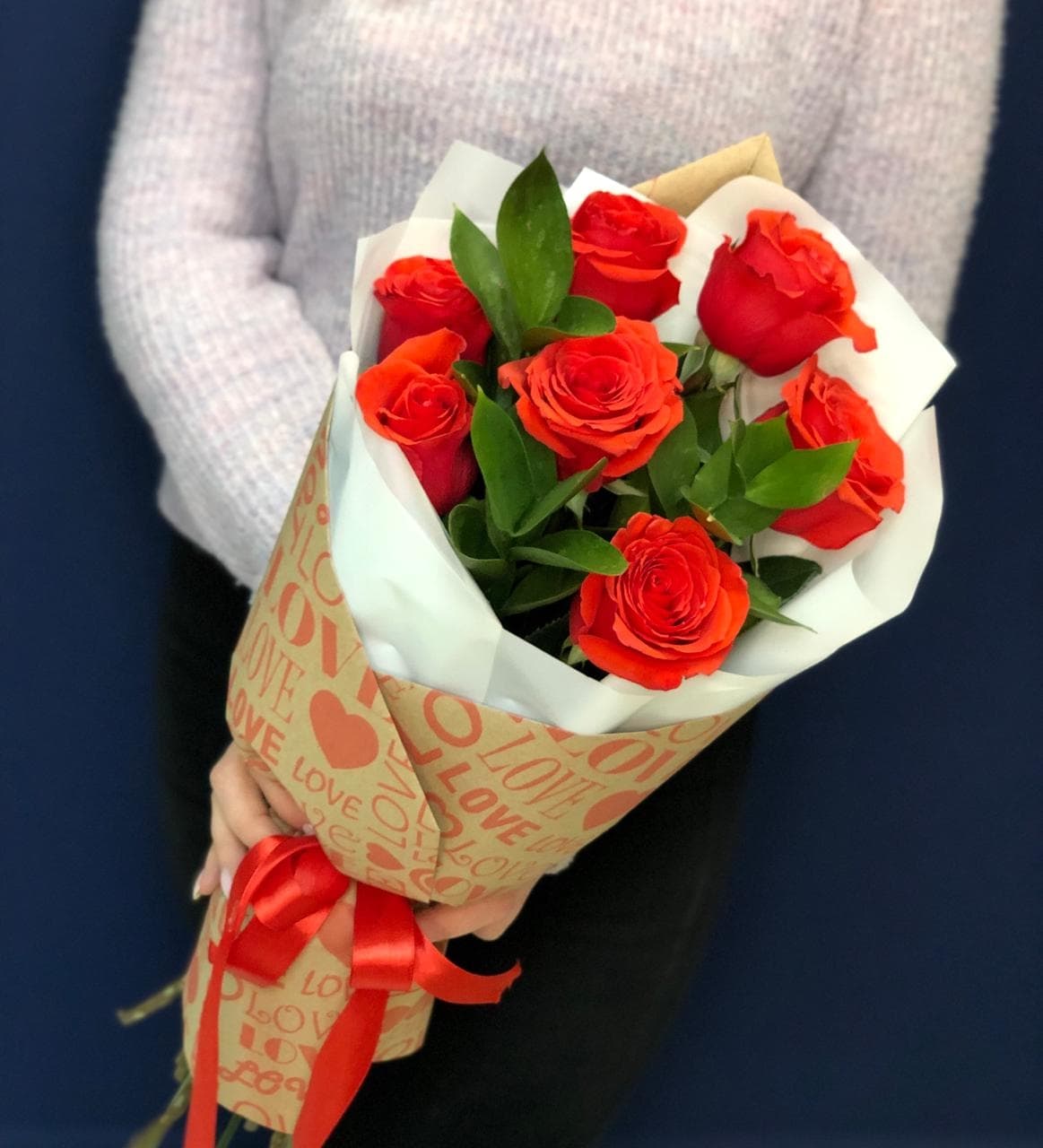 Популярный букет из 7 алых Роз Эквадор в крафте с зеленью 70 см