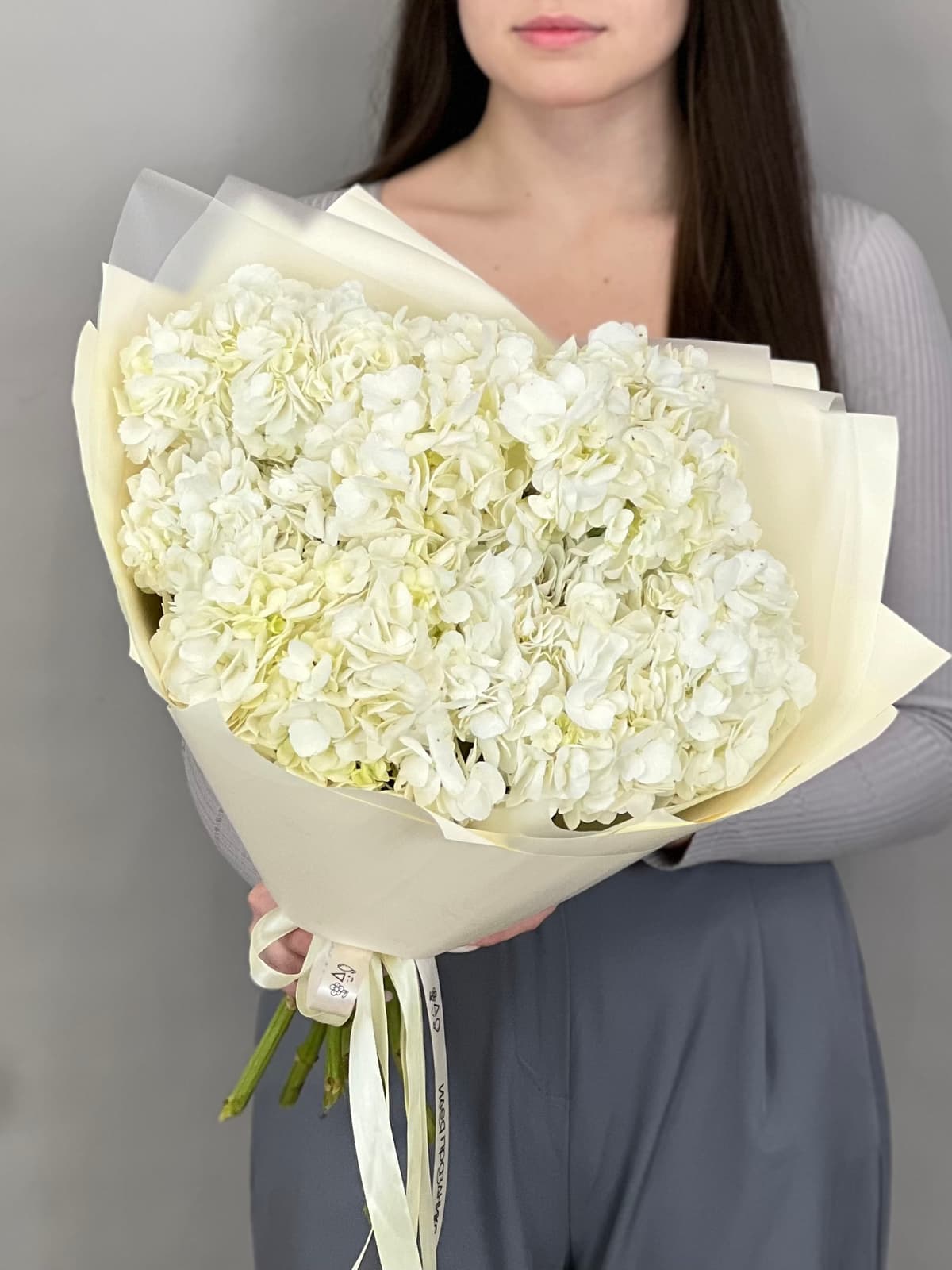 Букет из 7 белых гортензий
