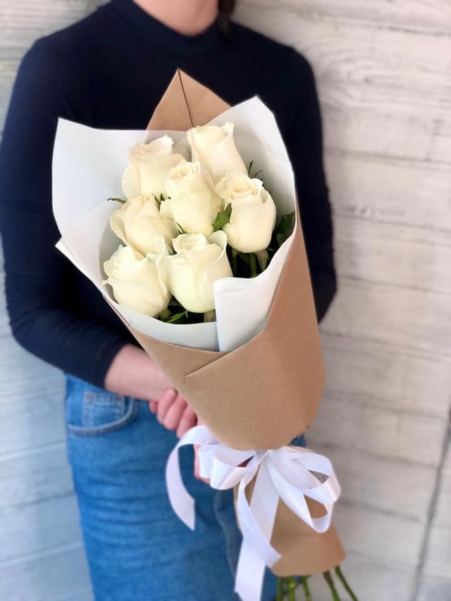 Букет из 7 белых Роз Эквадор в крафте 60 см Букет из 7 белых Роз Эквадор в крафте 60 см