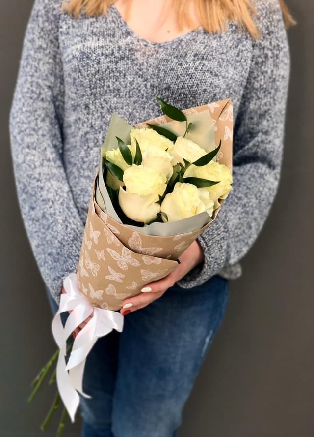Букет из 7 белых Роз Эквадор в крафте с зеленью 50 см Букет из 7 белых Роз Эквадор в крафте с зеленью 50 см