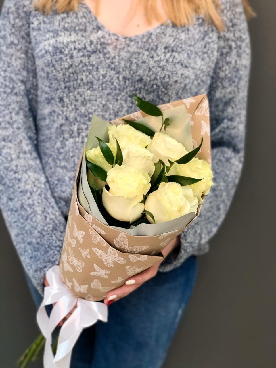 Букет из 7 белых Роз Эквадор в крафте с зеленью 50 см