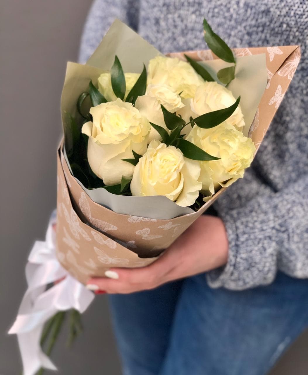 Букет из 7 белых Роз Эквадор в крафте с зеленью 60 см