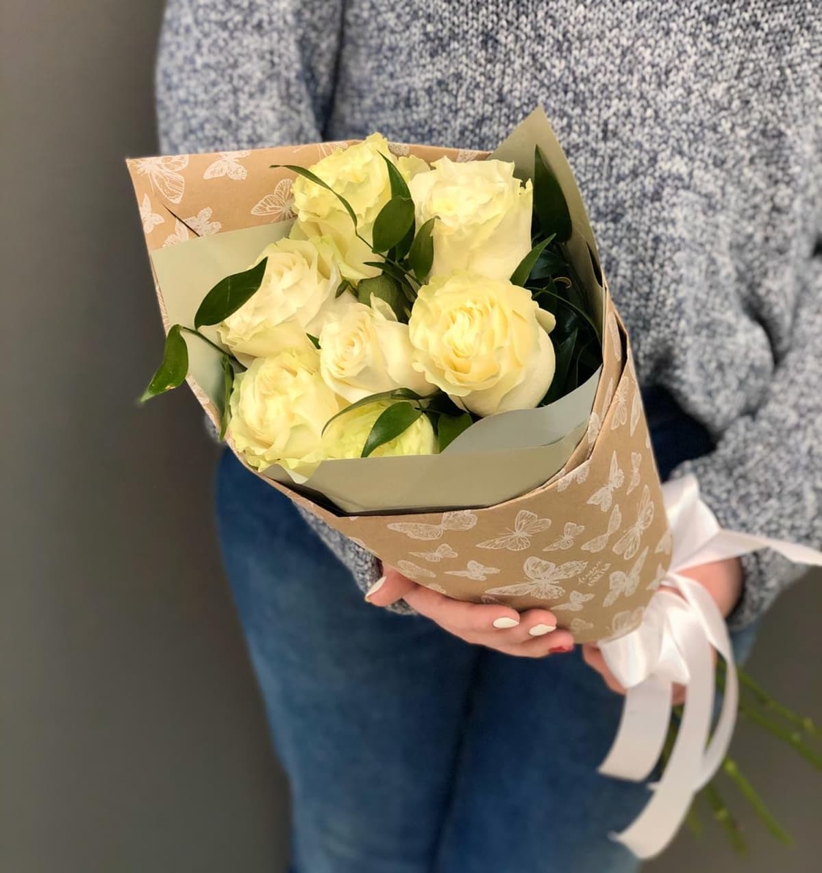 Букет из 7 белых Роз Эквадор в крафте с зеленью 60 см