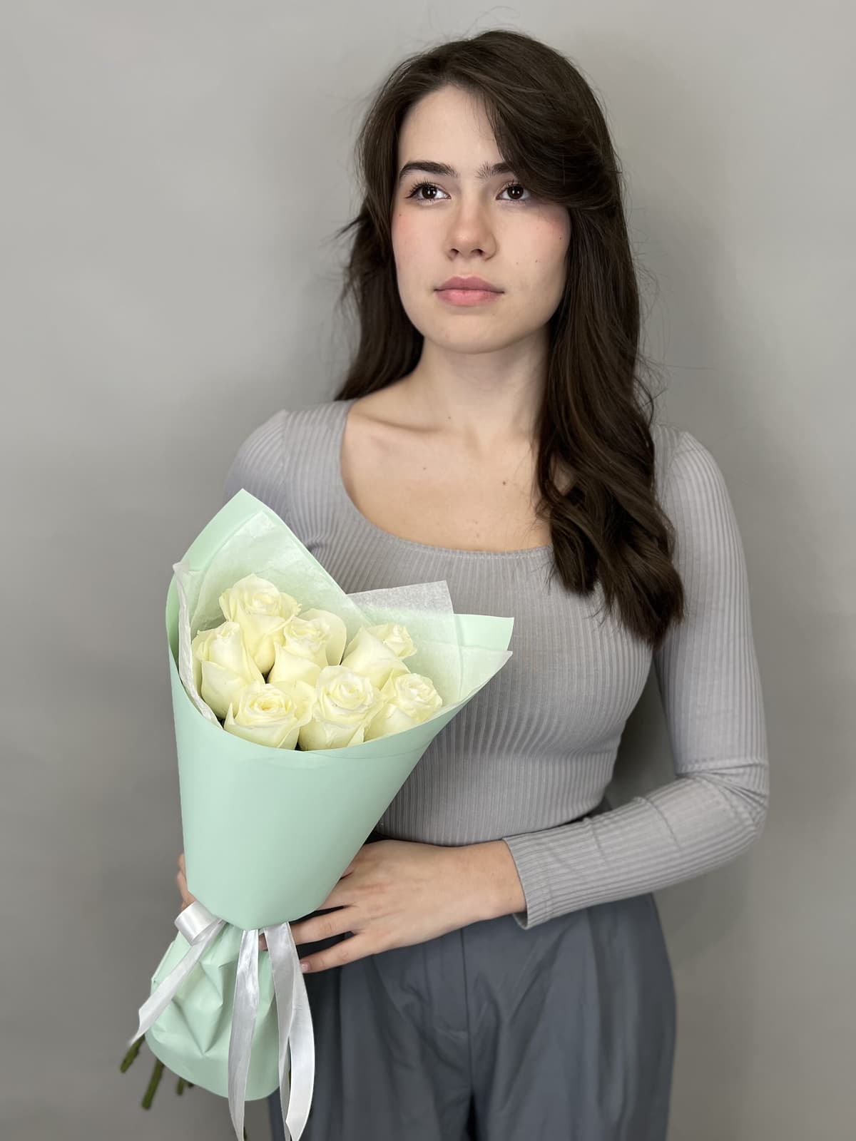 Дизайнерский букет из 7 белых роз стандарт 50 см в оформлении