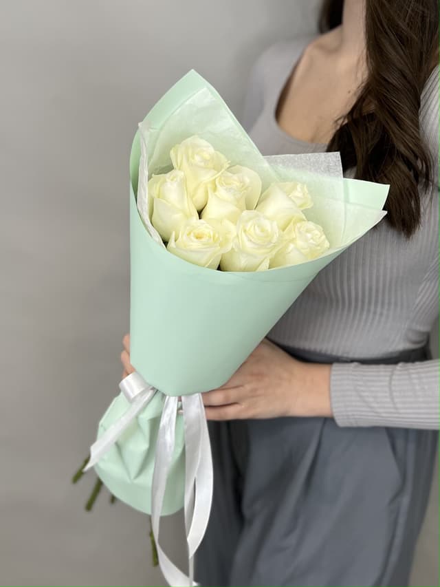 Дизайнерский букет из 7 белых роз стандарт 50 см в оформлении Дизайнерский букет из 7 белых роз стандарт 50 см в оформлении