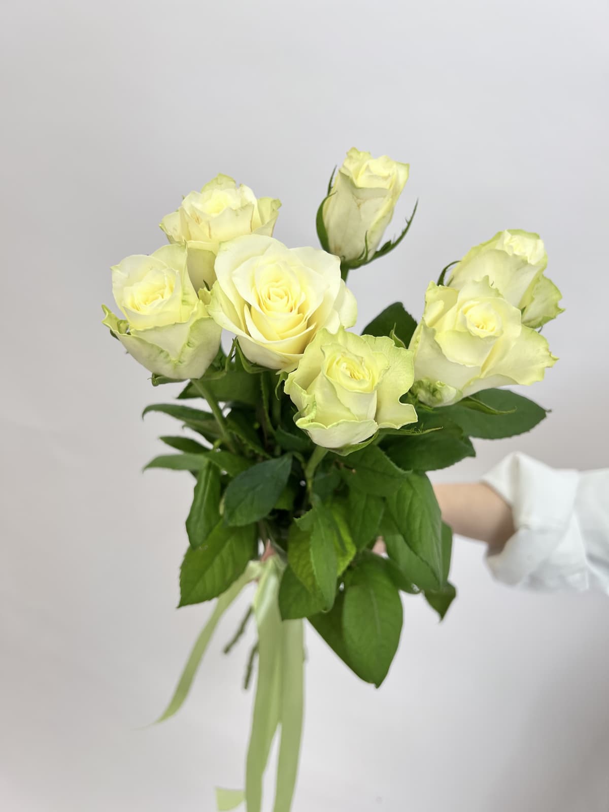 Букет из 7 белых роз стандарт 50 см