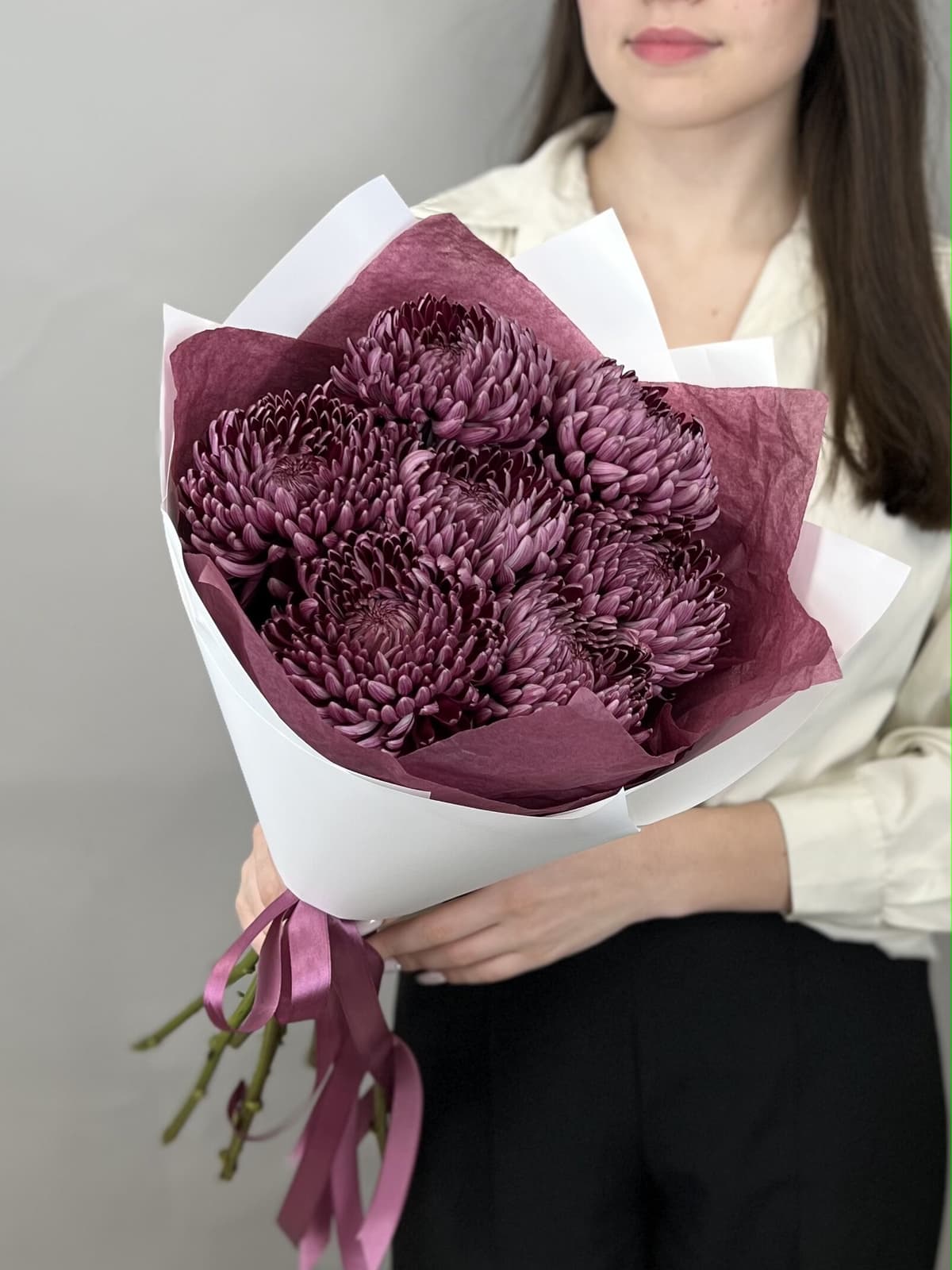Букет из 7 фиолетовых хризантем "Бигуди"