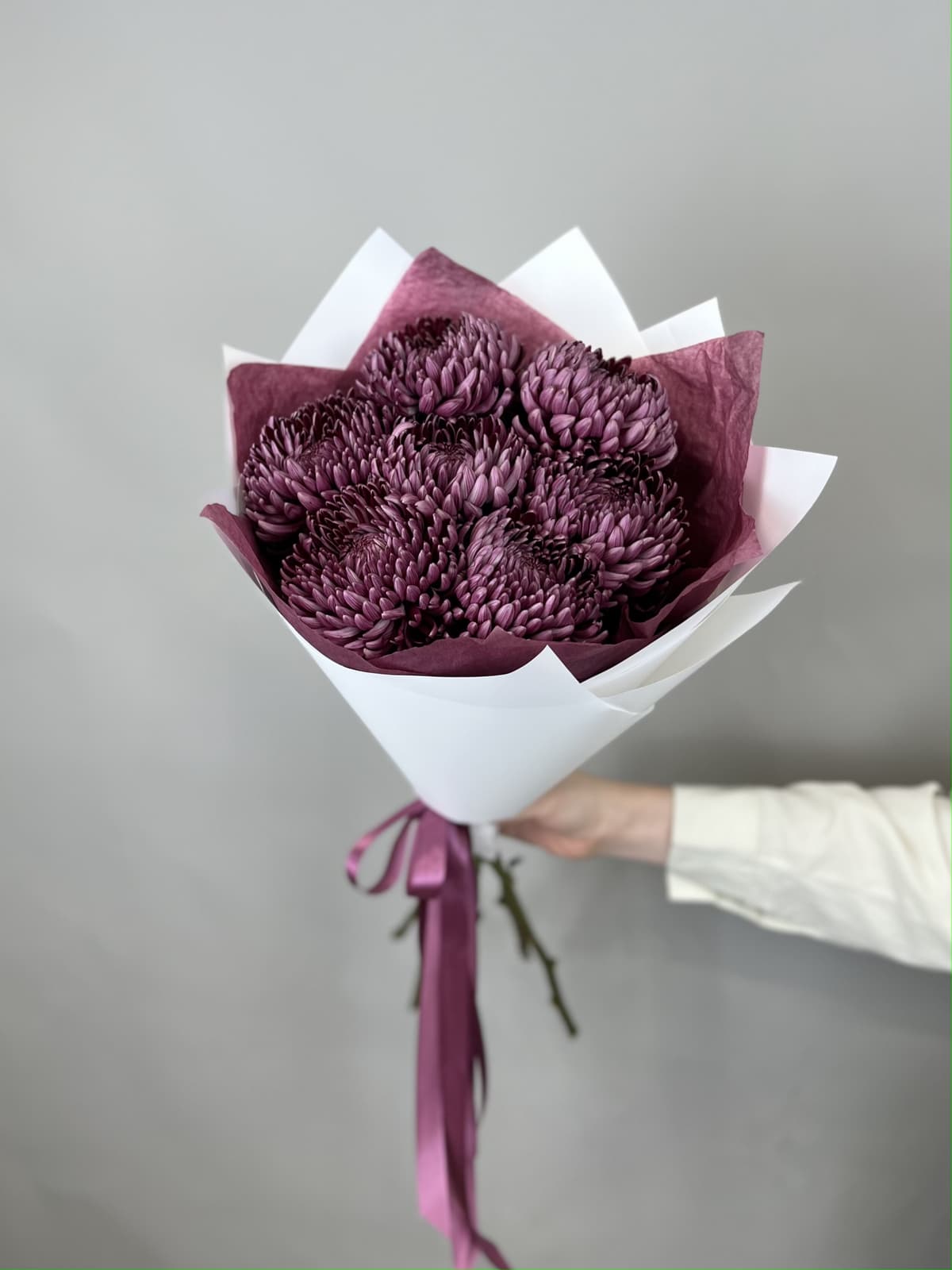 Букет из 7 фиолетовых хризантем "Бигуди"