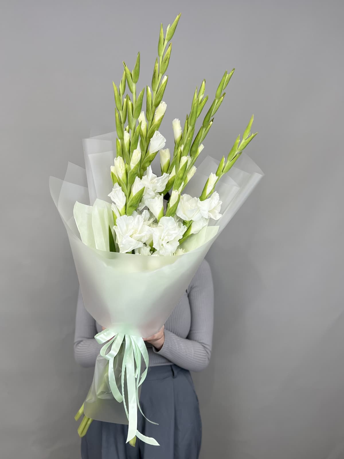 Букет из 7 Гладиолусов в матовой бумаге